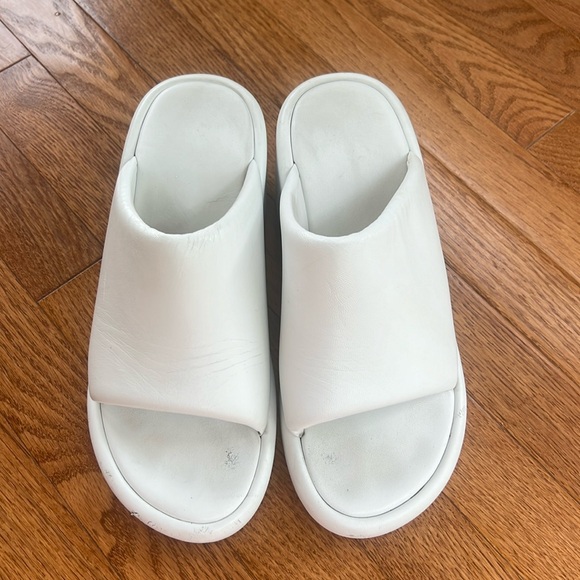 Balenciaga Slide - Picture 3 of 7